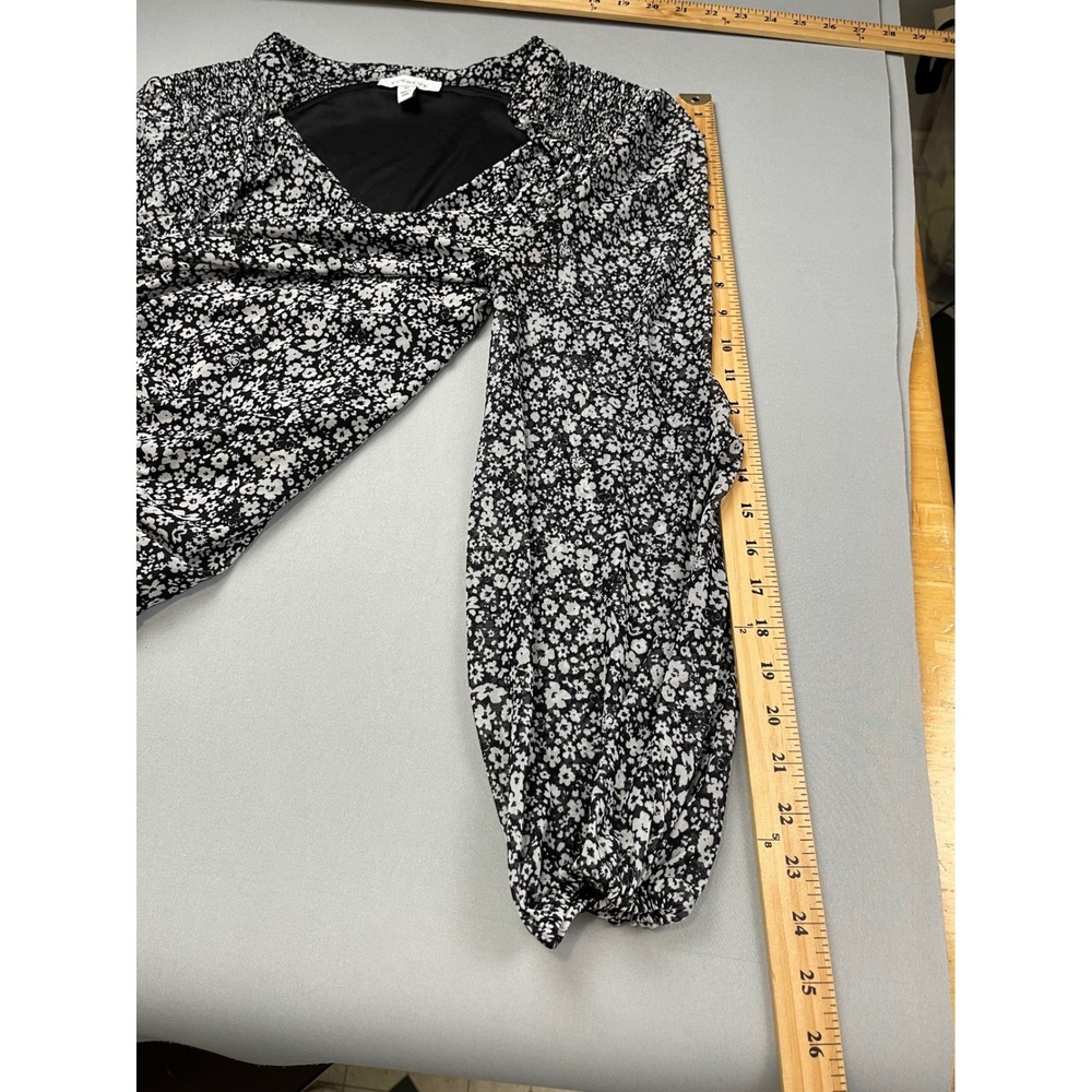 Evereve Womens Black‎ White Floral Smocked Hem V-Neck Blouse Medium - Picture 9 of 9